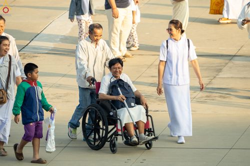 ภาพ No.279955:วันที่ 1 มกราคม พ.ศ.2569 พิธีตักบาตรในวันขึ้นปีใหม่ ณ ลานธรรม วัดพระธรรมกาย