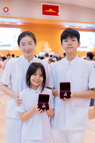 ภาพ No.338114:วันอาทิตย์ต้นเดือน 5 กรกฎาคม พ.ศ.2569 สัมมนาพิเศษ พิธีมอบพระของขวัญ ณ ห้องแก้วสารพัด1 วัดพระธรรมกาย