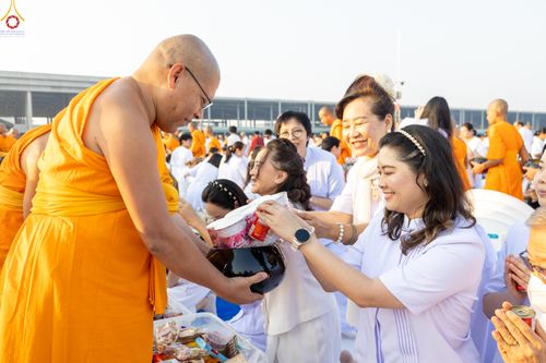 ภาพ No.279864:วันที่ 1 มกราคม พ.ศ.2569 พิธีตักบาตรในวันขึ้นปีใหม่ ณ ลานธรรม วัดพระธรรมกาย