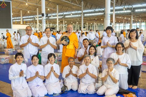 ภาพ No.311382:วันอาทิตย์ต้นเดือนที่ 1 มีนาคม พ.ศ.2569 พิธีตักบาตร และ พิธีบูชาข้าวพระ ณ สภาธรรมกายสากล วัดพระธรรมกาย