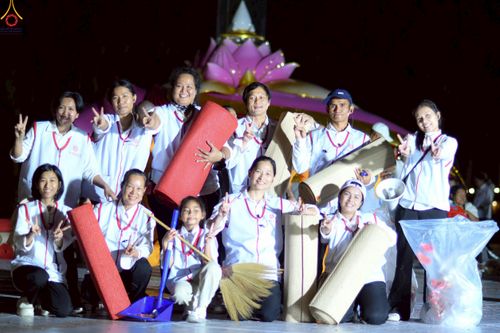ภาพ No.296331:ภาพเบื้องหลังอาสาสมัครรวมใจ ชุดที่ 2 ในโครงการธรรมยาตรา กตัญญูบูชา มหาปูชนียาจารย์ พระมงคลเทพมุนี(สด จนฺทสโร) พระผู้ปราบมาร อนุสรณ์สถาน 7 แห่ง ปีที่ 14