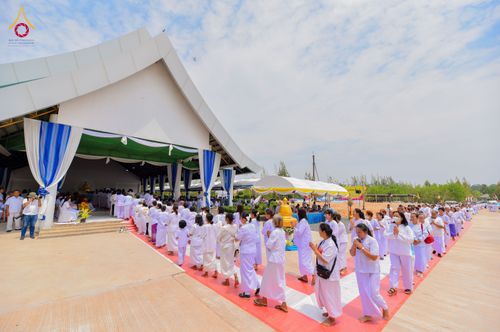 ภาพ No.327268:วันศุกร์ที่ 1 พฤษภาคม พ.ศ.2569 พิธีทอดผ้าป่า โปรยรัตนชาติ ตอกเสาเข็มมงคลต้นแรก สถาปนา “องค์พระเจดีย์เพื่อสร้างสันติภาพโลก” (แห่งแรกของภาคอีสาน) ณ ธุดงคสถานอำนาจเจริญ  อ.เมือง จ.อำนาจเจริญ