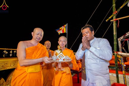 ภาพ No.90521:พิธีอัญเชิญพระบรมสารีริกธาตุประดิษฐาน ณ เจดีย์ศรีสองรัก วัดเก่าเขาน้อย อ.ปากน้ำปราณ จ.ประจวบคีรีขันธ์ วันที่ 3 ตุลาคม พ. ศ. 2566