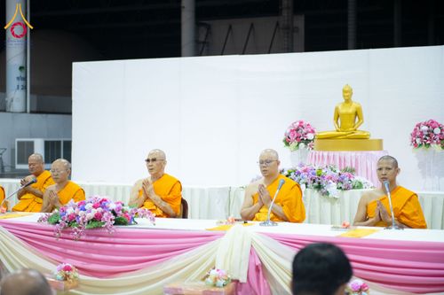 ภาพ No.287201:วันที่ 3 มกราคม พ.ศ.2569 พิธีถวายภัตตาหารเป็นสังฆทาน แด่พระธรรมยาตรา ณ วัดพระธรรมกาย  จังหวัดปทุมธานี ในโครงการธรรมยาตรา กตัญญูบูชา มหาปูชนียาจารย์ พระมงคลเทพมุนี(สด จนฺทสโร) พระผู้ปราบมาร อนุสรณ์สถาน 7 แห่ง ปีที่ 14