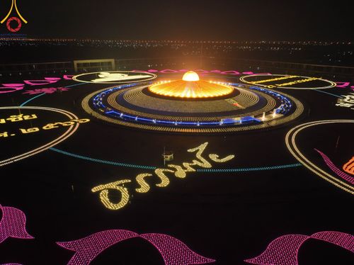 ภาพ No.86480:วันธรรมชัย ปีที่ 55 พิธีทอดผ้าป่ากฐินสมทบครั้งที่1, พิธีเจริญพุทธมนต์ ลูกนิมิตมหาสมบัติฯ พิธีจุดประทีป,พิธีฉลองชัยสวดมนต์บทธัมมจักกัปปวัตนสูตร วันอาทิตย์ที่ 27 สิงหาคม พ.ศ.2566 ณ สภาธรรมกายสากล / มหารัตนวิหารคด วัดพระธรรมกาย