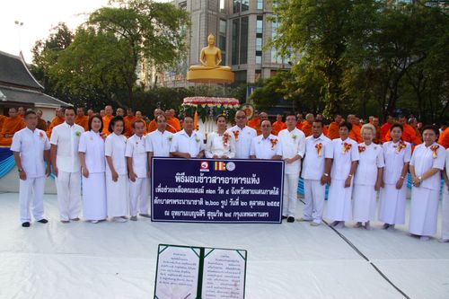 ภาพ No.4588:ตักบาตรอุทยานเบญจสิริ สุขุมวิท 24 พระ 2,600 รูป