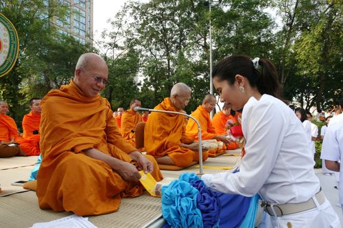ภาพ No.4589:ตักบาตรอุทยานเบญจสิริ สุขุมวิท 24 พระ 2,600 รูป