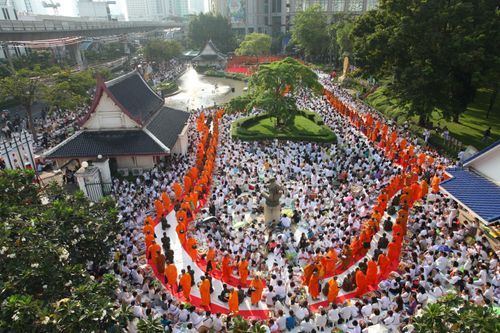 ภาพ No.4590:ตักบาตรอุทยานเบญจสิริ สุขุมวิท 24 พระ 2,600 รูป