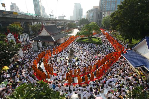 ตักบาตรอุทยานเบญจสิริ สุขุมวิท 24 พระ 2,600 รูป