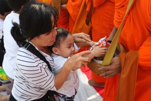 ภาพ No.4593:ตักบาตรอุทยานเบญจสิริ สุขุมวิท 24 พระ 2,600 รูป