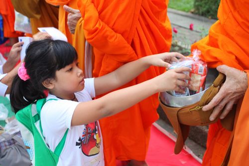 ภาพ No.4592:ตักบาตรอุทยานเบญจสิริ สุขุมวิท 24 พระ 2,600 รูป