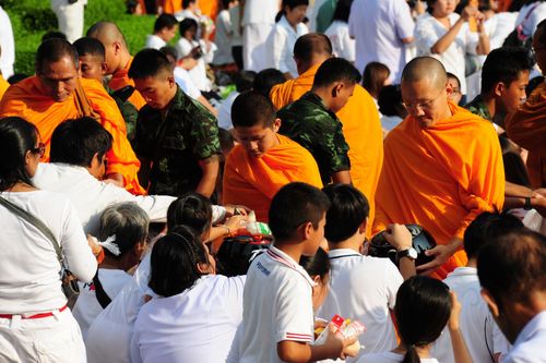 ภาพ No.4594:ตักบาตรอุทยานเบญจสิริ สุขุมวิท 24 พระ 2,600 รูป