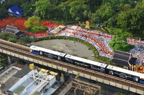 ภาพ No.4595:ตักบาตรอุทยานเบญจสิริ สุขุมวิท 24 พระ 2,600 รูป