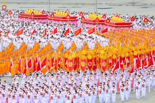 ภาพ No.79162:พิธีอัญเชิญองค์พระบรมพุทธเจ้า 24 องค์ เวียนประทักษิณรอบพระมหาธรรมกายเจดีย์ ณ วัดพระธรรมกาย  วันที่ 2 เมษายน พ.ศ. 2566