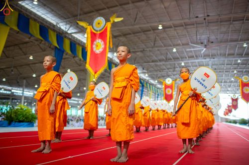 ภาพ No.85263:พิธีมุทิตาสักการะพระภิกษุ ผู้สอบได้เปรียญธรรม ๙ ประโยคระดับโลก, พิธีมอบโล่เกียรติยศและทุนการศึกษา สำนักเรียนบาลีดีเด่นทั่วประเทศ ในวันสมาธิโลก อาทิตย์ที่ 6 สิงหาคม พ.ศ. 2566 ณ สภาธรรมกายสากล วัดพระธรรมกาย