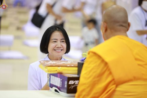 ภาพ No.84524:พิธีถวายผ้าอาบน้ำฝนและประทีปโคมไฟ ในวันอาสาฬหบูชา ณ ห้องแก้วสารพัดนึก 1 วัดพระธรรมกาย วันอังคารที่ 1 สิงหาคม พ.ศ. 2566