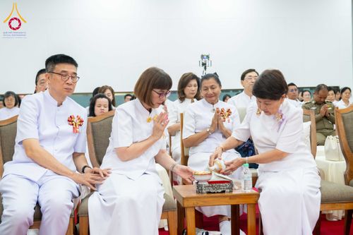 ภาพ No.314477:วันพฤหัสบดีที่ 19 มีนาคม พ.ศ. 2569 พิธีบำเพ็ญกุศล คุณพ่อณรงค์ จินตมากุล โยมบิดา พระครูปลัดรัตนวีรวัฒน์ (รังสฤษดิ์ อิทฺธิจินตโก) ที่ปรึกษาเจ้าคณะจังหวัดปทุมธานี เจ้าอาวาสวัดพระธรรมกาย  ณ ห้องปลูกศรัทธา 2 วัดพระธรรมกาย ปทุมธานี