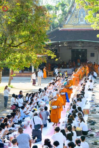 ภาพ No.78334:พิธีถวายสังฆทานแด่คณะสงฆ์ ๓๒๓ วัด พิธีมอบกองทุนหนุนแรงใจช่วยครูใต้และพิธีทำบุญอุทิศส่วนกุศลแด่ผู้วายชนม์ในเหตุการณ์ความไม่สงบ ๔ จังหวัดชายแดนภาคใต้  (ปัตตานี ยะลา นราธิวาส สงขลา) ปีที่ ๑๙ ครั้งที่ ๑๖๑ พิธีมอบกองทุนหนุนแรงใจช่วยครูใต้ (ปีที่ ๑๖ ครั้งที่ ๑