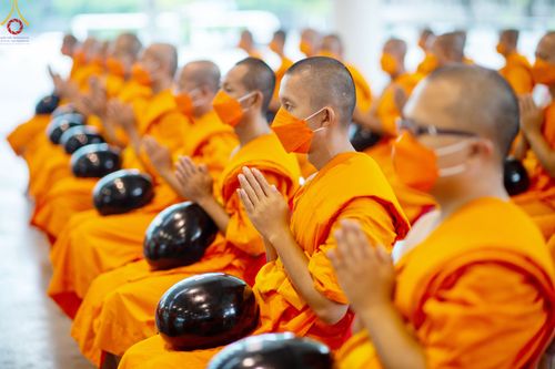 ภาพ No.80278:พิธีตักบาตรฉลองพระใหม่ ในโครงการบรรพชาอุปสมบทหมู่วันคุ้มครองโลก ณ สภาธรรมกายสากล วัดพระธรรมกาย วันอาทิตย์ที่ 16 เมษายน พ.ศ.2566