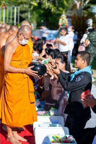 ภาพ No.83149:พิธีถวายสังฆทาน 323 วัด 4 จังหวัดชายแดนภาคใต้ ปีที่ 19 ครั้งที่ 163 พิธีมอบกองทุนหนุนแรงใจช่วยครูใต้ ปีที่ 16 ครั้งที่ 128  และพิธีทำบุญอุทิศส่วนกุศลให้ผู้วายชนม์ ในวันเสาร์ที่ 8 กรกฎาคม พ.ศ. 2566 ณ หอประชุม อาคารพระสุทธิสมณวัตรานุสรณ์   วัดมุจลินทวาปีวิ