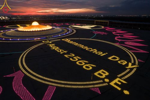 ภาพ No.86471:วันธรรมชัย ปีที่ 55 พิธีทอดผ้าป่ากฐินสมทบครั้งที่1, พิธีเจริญพุทธมนต์ ลูกนิมิตมหาสมบัติฯ พิธีจุดประทีป,พิธีฉลองชัยสวดมนต์บทธัมมจักกัปปวัตนสูตร วันอาทิตย์ที่ 27 สิงหาคม พ.ศ.2566 ณ สภาธรรมกายสากล / มหารัตนวิหารคด วัดพระธรรมกาย