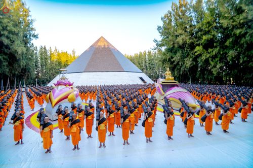 ภาพ No.288467:วันที่ 4 มกราคม พ.ศ. 2569 พระธรรมยาตราปฏิบัติธรรม และถ่ายภาพหมู่ประวัติศาสตร์ ในโครงการธรรมยาตรา กตัญญูบูชา มหาปูชนียาจารย์ พระมงคลเทพมุนี(สด จนฺทสโร) พระผู้ปราบมาร อนุสรณ์สถาน 7 แห่ง ปีที่ 14 ณ อนุสรณ์สถานมหาวิหารพระมงคลเทพมุนี (โลตัสแลนด์) อ.สองพี่น้อง