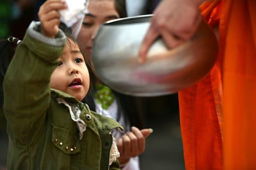 ภาพ No.15857:ประมวลภาพตักบาตรพระ 3 แผ่นดิน พระ 10,000 รูป ปีที่ 2 จ.เชียงราย