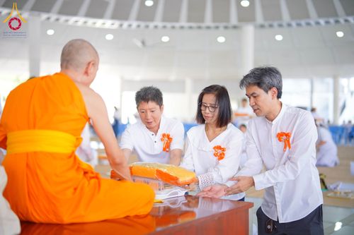 ภาพ No.320678:วันที่ 11 เมษายน พ.ศ.2569 พิธีถวายภัตตาหารเมนูสวรรค์ เพื่อการบรรลุธรรม ณ หอฉันคุณยายอาจารย์ฯ วัดพระธรรมกาย