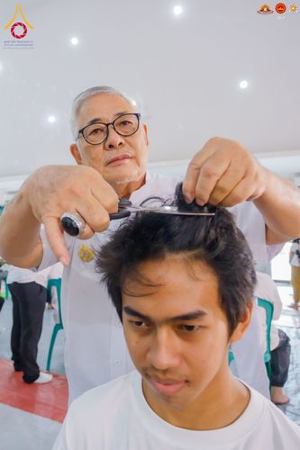 ภาพ No.284459:วันพุธที่ 17  ธันวาคม พ.ศ.2568  พิธีปลงผมนาคธรรมทายาท  โครงการบรรพชาสามเณรและบวชอุบาสิกาแก้ว  ณ วิทยาลัยศรีวิจายา (Sekolah Tinggi Agama Buddha Negeri Sriwijaya) เมืองตังเกอรัง จังหวัดบันเตน ประเทศอินโดนีเซีย