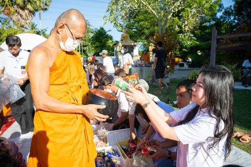 ภาพ No.83151:พิธีถวายสังฆทาน 323 วัด 4 จังหวัดชายแดนภาคใต้ ปีที่ 19 ครั้งที่ 163 พิธีมอบกองทุนหนุนแรงใจช่วยครูใต้ ปีที่ 16 ครั้งที่ 128  และพิธีทำบุญอุทิศส่วนกุศลให้ผู้วายชนม์ ในวันเสาร์ที่ 8 กรกฎาคม พ.ศ. 2566 ณ หอประชุม อาคารพระสุทธิสมณวัตรานุสรณ์   วัดมุจลินทวาปีวิ