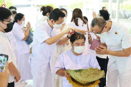ภาพ No.83550:พิธีตัดปอยผมและปลงผม ในโครงการบรรพชาอุปสมบทหมู่ ธรรมทายาทรุ่นเข้าพรรษา ณ วัดพระธรรมกาย วันอาทิตย์ที่ 16 กรกฎาคม พ.ศ.2566