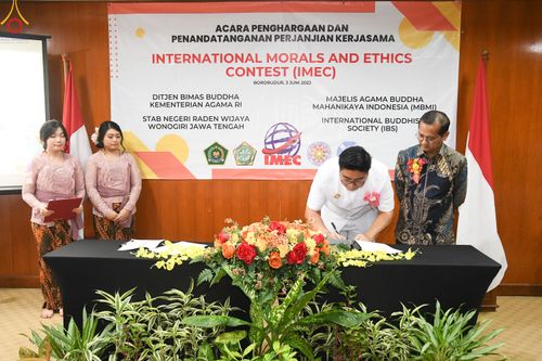 ภาพ No.82191:พิธีมอบรางวัลเกียรติยศและ การลงนามข้อตกลงความร่วมมือ (MOU)  โครงการสอบแข่งขัน  สอบตอบปัญหามงคลชีวิต 38 ประการ  ระหว่างประเทศ ในวันเสาร์ที่ 3 มิ.ย. พ.ศ.2566 ณ ห้องประชุม อวัทธนะ มหาเจดีย์บุโรพุทโธ ประเทศอินโดนีเซีย