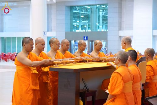 ภาพ No.284997:วันอาทิตย์ที่ 14 ธันวาคม พ.ศ.2568  พิธีปฏิบัติธรรม พิธีถวายภัตตาหารเป็นสังฆทาน พิธีมอบต้นสมบัติจักรพรรดิ ถวายแด่เจ้าอาวาสและประธานสงฆ์ 236 ศูนย์ส่งเสริมศีลธรรมทั่วโลก ณ สภาธรรมกายสากล วัดพระธรรมกาย