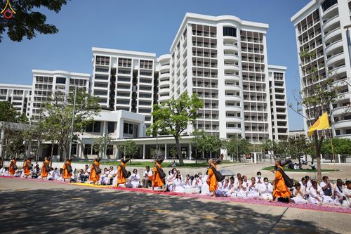 ภาพ No.304810:วันที่ 25 มกราคม พ.ศ. 2569 พิธีต้อนรับพระธรรมยาตรา (ภาพชุดที่ 2) รร.สามัคคีราษฏร์บำรุง-วัดพระธรรมกาย ในโครงการธรรมยาตรา กตัญญูบูชา มหาปูชนียาจารย์ พระมงคลเทพมุนี(สด จนฺทสโร) พระผู้ปราบมาร อนุสรณ์สถาน 7 แห่ง ปีที่ 14