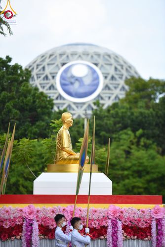 ภาพ No.89120:พิธีอัญเชิญรูปหล่อทองคำ  คุณยายอาจารย์มหารัตนอุบาสิกาจันทร์ ขนนกยูง เพื่อประดิษฐาน ณ มหาวิหารคุณยายอาจารย์ฯ เนื่องในวันครูผู้ค้นพบวิชชาธรรมกาย วันศุกร์ที่ 29 กันยายน พ.ศ. 2566