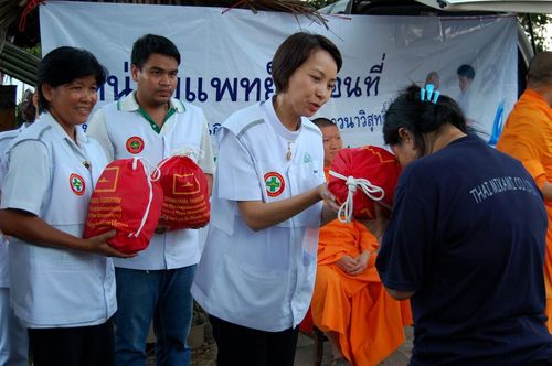 ภาพ No.3762:มูลนิธิธรรมกายช่วยภัยน้ำท่วม ปี พ.ศ.2554 ที่ อ.บางปะหัน พระนครศรีอยุธยา