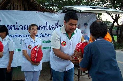 ภาพ No.3763:มูลนิธิธรรมกายช่วยภัยน้ำท่วม ปี พ.ศ.2554 ที่ อ.บางปะหัน พระนครศรีอยุธยา