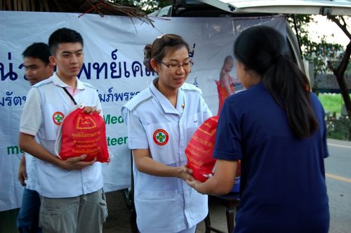 ภาพ No.3764:มูลนิธิธรรมกายช่วยภัยน้ำท่วม ปี พ.ศ.2554 ที่ อ.บางปะหัน พระนครศรีอยุธยา