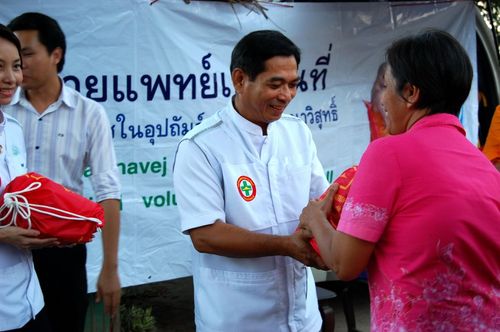 ภาพ No.3765:มูลนิธิธรรมกายช่วยภัยน้ำท่วม ปี พ.ศ.2554 ที่ อ.บางปะหัน พระนครศรีอยุธยา