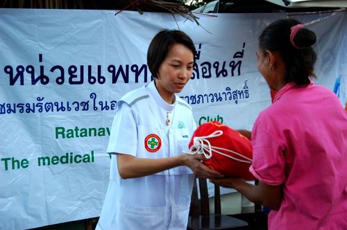 ภาพ No.3766:มูลนิธิธรรมกายช่วยภัยน้ำท่วม ปี พ.ศ.2554 ที่ อ.บางปะหัน พระนครศรีอยุธยา