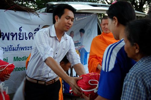 ภาพ No.3767:มูลนิธิธรรมกายช่วยภัยน้ำท่วม ปี พ.ศ.2554 ที่ อ.บางปะหัน พระนครศรีอยุธยา