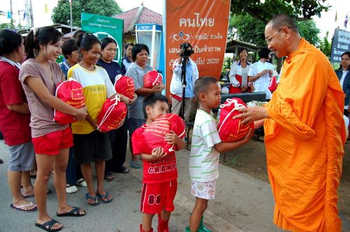 ภาพ No.3768:มูลนิธิธรรมกายช่วยภัยน้ำท่วม ปี พ.ศ.2554 ที่ อ.บางปะหัน พระนครศรีอยุธยา