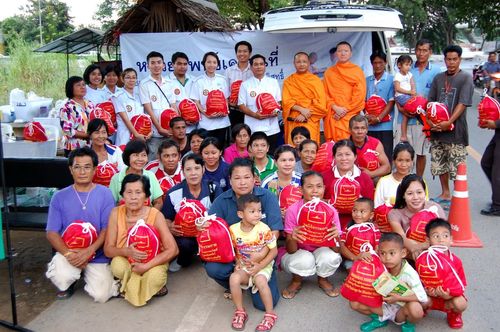 ภาพ No.3770:มูลนิธิธรรมกายช่วยภัยน้ำท่วม ปี พ.ศ.2554 ที่ อ.บางปะหัน พระนครศรีอยุธยา