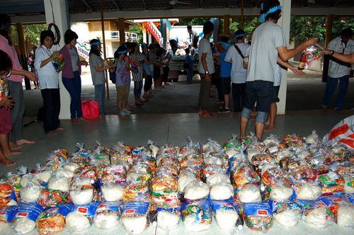 ภาพ No.3776:มูลนิธิธรรมกายช่วยภัยน้ำท่วม ปี พ.ศ.2554 ที่ จ.ชัยนาท