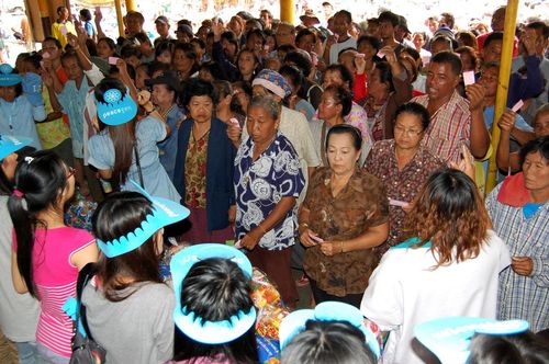 ภาพ No.3780:มูลนิธิธรรมกายช่วยภัยน้ำท่วม ปี พ.ศ.2554 ที่ จ.ชัยนาท