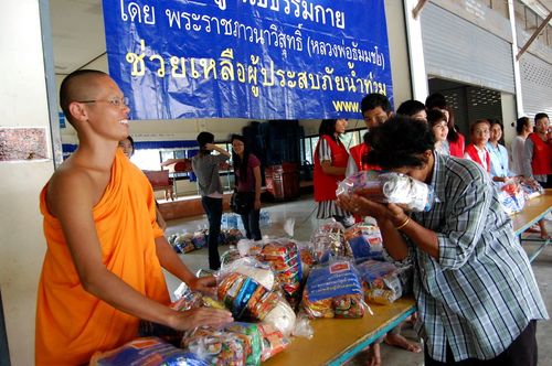 ภาพ No.3779:มูลนิธิธรรมกายช่วยภัยน้ำท่วม ปี พ.ศ.2554 ที่ จ.ชัยนาท