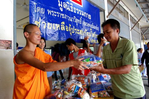 ภาพ No.3781:มูลนิธิธรรมกายช่วยภัยน้ำท่วม ปี พ.ศ.2554 ที่ จ.ชัยนาท