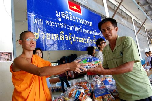 ภาพ No.3782:มูลนิธิธรรมกายช่วยภัยน้ำท่วม ปี พ.ศ.2554 ที่ จ.ชัยนาท