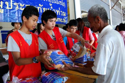 ภาพ No.3783:มูลนิธิธรรมกายช่วยภัยน้ำท่วม ปี พ.ศ.2554 ที่ จ.ชัยนาท