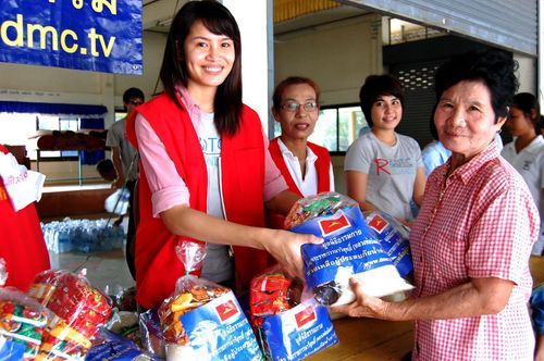 ภาพ No.3785:มูลนิธิธรรมกายช่วยภัยน้ำท่วม ปี พ.ศ.2554 ที่ จ.ชัยนาท